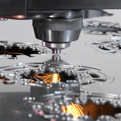 Shanghai Raylaser 3015 Máquinas de corte por láser de metal con servomotor programable en buen estado