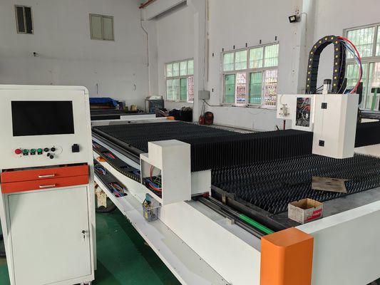 Alta productividad 3015 Cortador láser de fibra para el corte de placas metálicas de espesor 0-30 mm